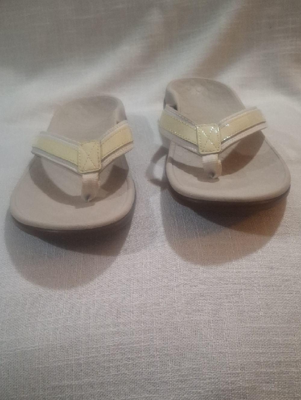 Vionic Beige Sandal Thong with Pale Yellow Straps Size 8 - Picture 3 of 10
